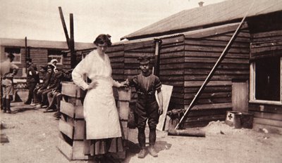 La empresa de Lady Angela: en su casa de baños al sonido de los cañones, de The Illustrated War News, 1916 de English Photographer
